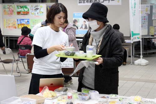 管理栄養士が食品サンプルを使って栄養バランスを指導