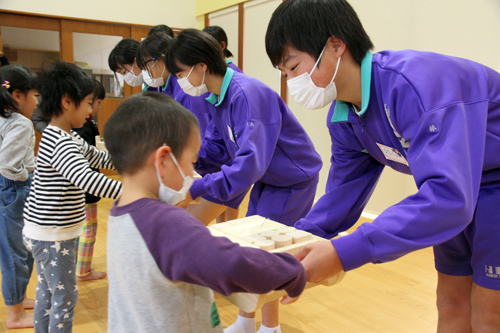 制作した木の積み木おもちゃを園児にプレゼント