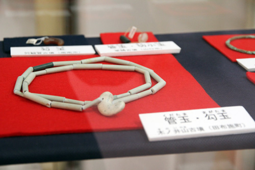 旧石器時代から江戸時代にかけての出土品や資料約３００点が展示