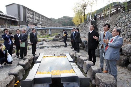 山口県現地視察として長門湯本温泉を視察した北村大臣