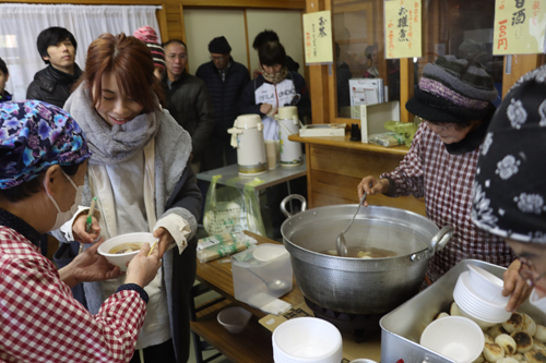 下山後にはお雑煮で身体を温めた