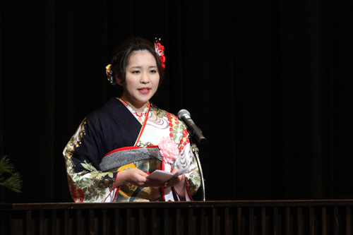 二十歳の声を発表した吉村尚子さん
