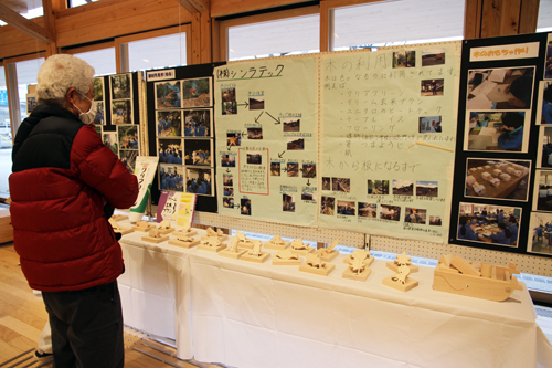 日置中学校1年生が授業でまとめた発表や制作した木のおもちゃが展示