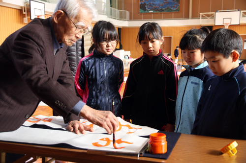 市内の小学校で書き初めが行われました