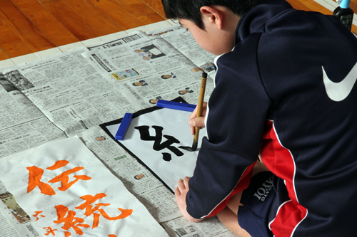 通小学校では、全校児童が参加した書き初め授業が行う