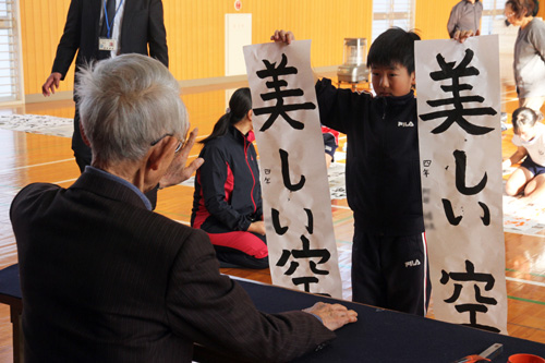 地域で書道を指導されている野上弘巳さんとその教室に通う地域住民を講師に行われた