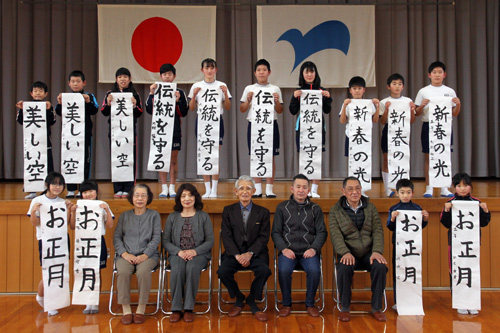 浅田小学校でも５年生の児童１３人など全校児童７１人が書初めを行った