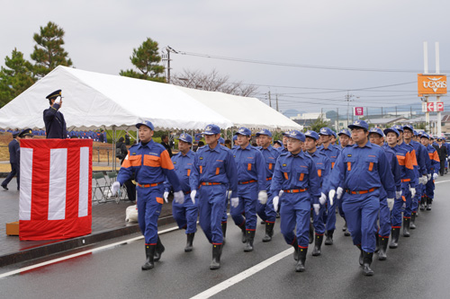 足並みをそろえて一斉行進