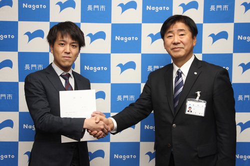 地域おこし協力隊に着任した永塚さん（写真左）