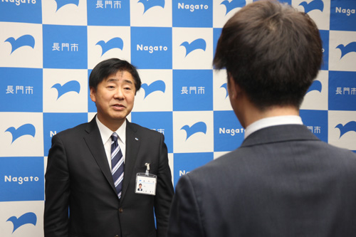 「若い人の発想で商品開発に取り組んでほしい」と江原市長