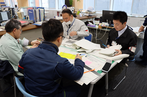 各対策部で災害状況の検証などを行う
