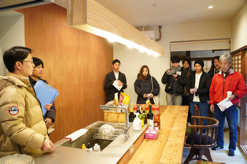 共用部分となるキッチンで施設の紹介