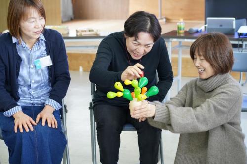 木のおもちゃの遊び方を学ぶ