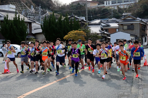 通大湊交差点をスタートする一般男子・中学高校女子の部の選手