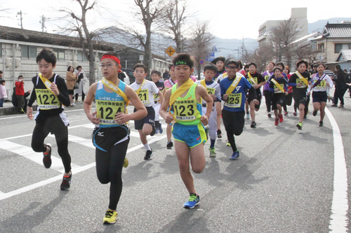 一般女子・小学生の部は八坂神社前をスタート