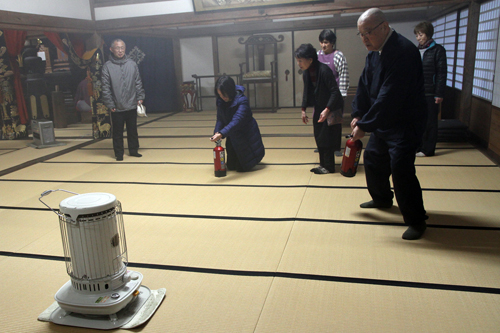 連携し、消火活動にあたる