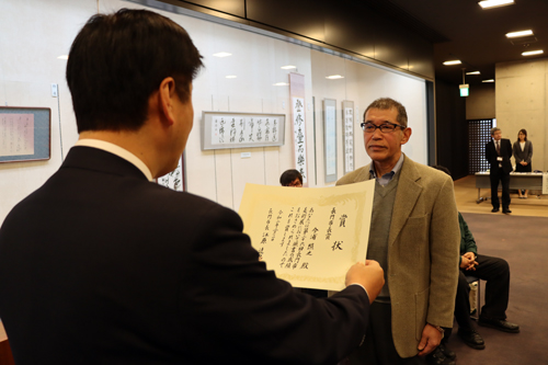 市長賞には工芸・彫塑の部の漆の菓子器「金環食」