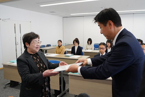 江原市長から代表者に認定書を授与