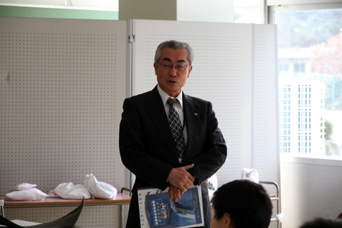 「クジラ肉が給食として提供されることをきっかけにくじらについて勉強してもらえれば」と松浦教育長