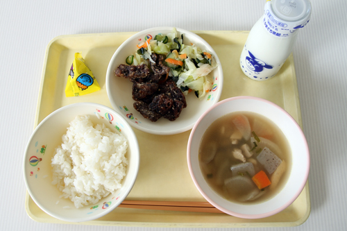 「くじらの竜田揚げ」「のっぺい汁」「わかめの酢の物」「節分豆」「ご飯」「牛乳」