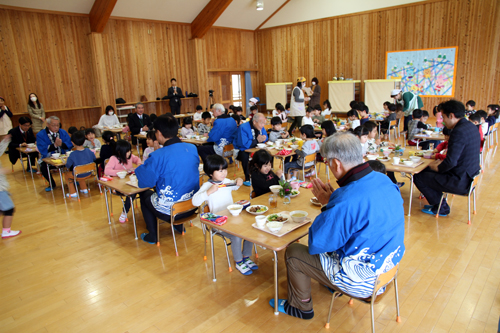 市内すべての保育園・幼稚園でクジラ肉の無料提供が行われた