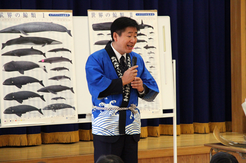 「家に帰ったら今日のクジラのお話しや竜田揚げの味などを家族の皆さんにしてみてください」と江原市長