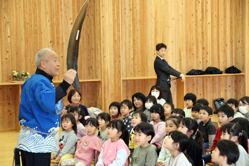 くじら資料館の早川義勝館長が、クイズ形式でクジラのひげや歯などを紹介