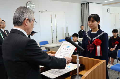 1人ひとりに賞状とメダルが授与された