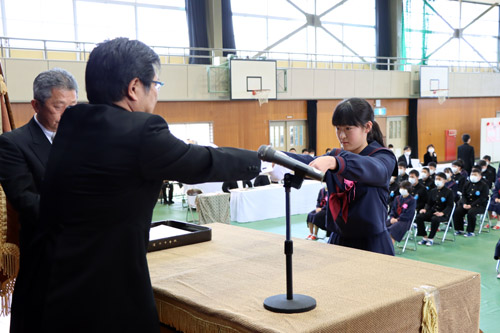 １人１人に卒業証書が授与