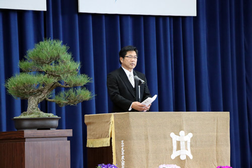 宇野校長先生は「立派な人間になるべくこれからも頑張っていってください」と式辞を述べる