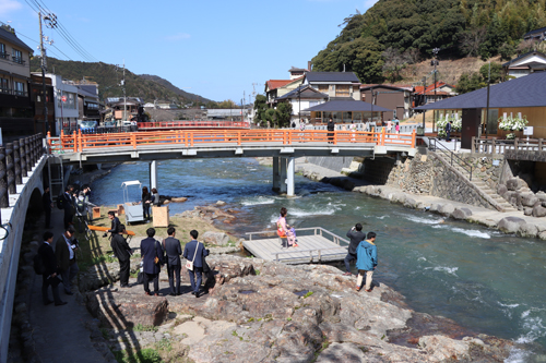 温泉街の再整備の状況も報道陣に公開された