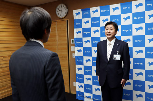 「新天地でのさらなるチャレンジに挑戦し、また長門市に帰ってきてください」と江原市長が激励
