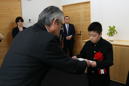 受賞者1人ひとりに賞状とメダルが授与