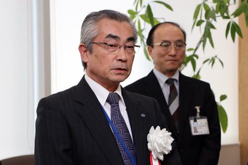 「支えてもらった人に感謝して、新しい学校でもしっかりと頑張ってください」と松浦教育長