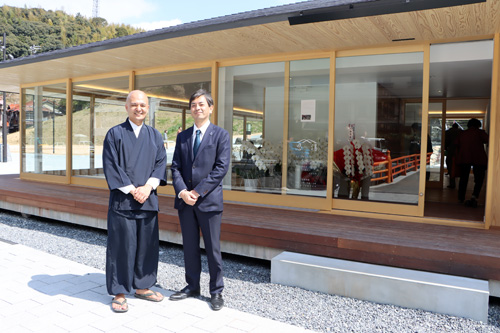 「恩湯」を運営する長門湯守株式会社の伊藤、大谷共同代表