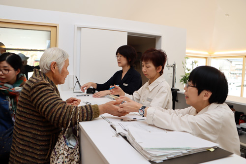 入り口でチケットを購入し、受付へ