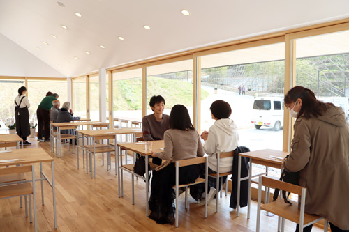 飲食施設「恩湯食」も同日オープン