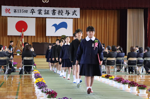 厳かな雰囲気の中行われた卒業式