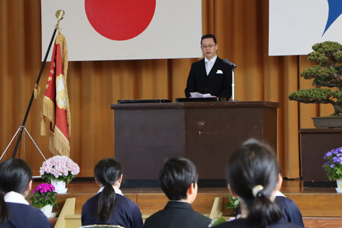 「夢に向かって進んでほしい」と河合校長