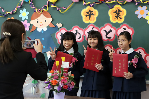 記念撮影などで別れを惜しむ