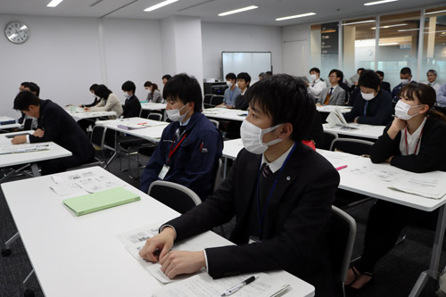 「市民サービス向上を図る職員研修」や中堅者職員研修での研修の成果も報告された