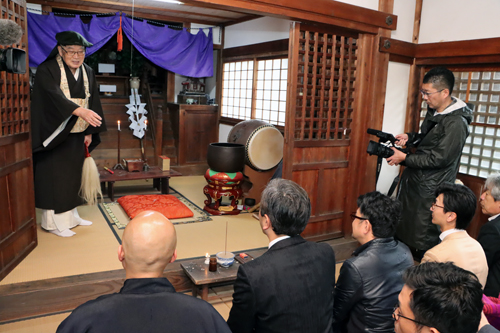 大寧寺の岩田住職が川床の安全を祈願