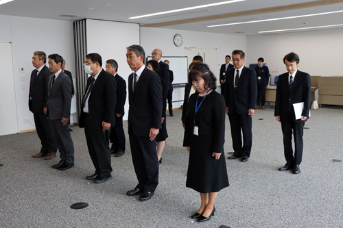 退職者一人ひとりと労いの握手を交わす