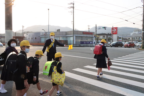 子供たちに交通安全を呼びかける江原市長