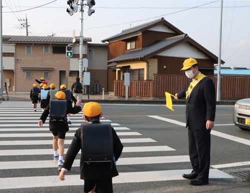 警察や交通安全協会による呼びかけも行われた