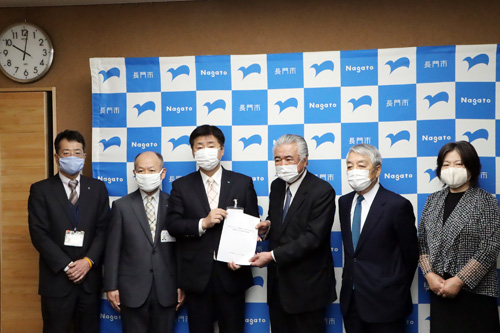 大谷会長から要望書を受け取る江原市長。本市でも観光客の激減等厳しい状況が続いている