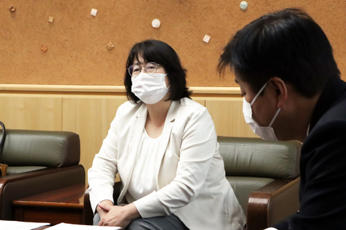 「スピード感のある対応をお願いします」と要望する青村組合長