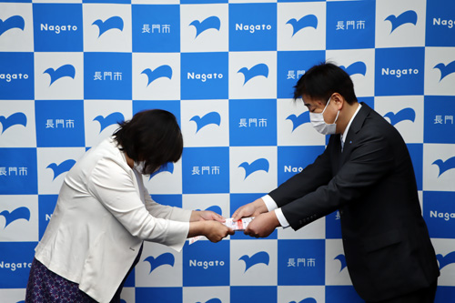 青村組合長ができあがったばかりのマップを江原市長に手渡した