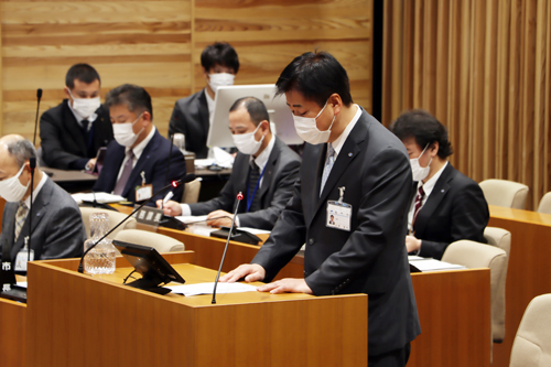「１日でも早く、迅速かつ確実に給付できるよう全力で取り組みます」と発言する江原市長