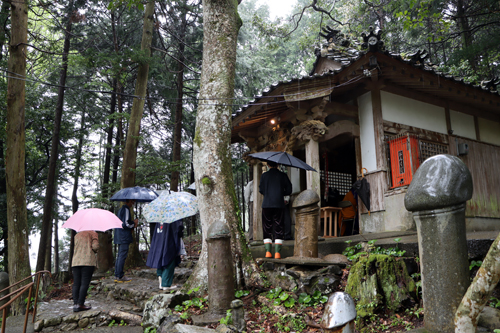 あいにくの雨のなか行われた